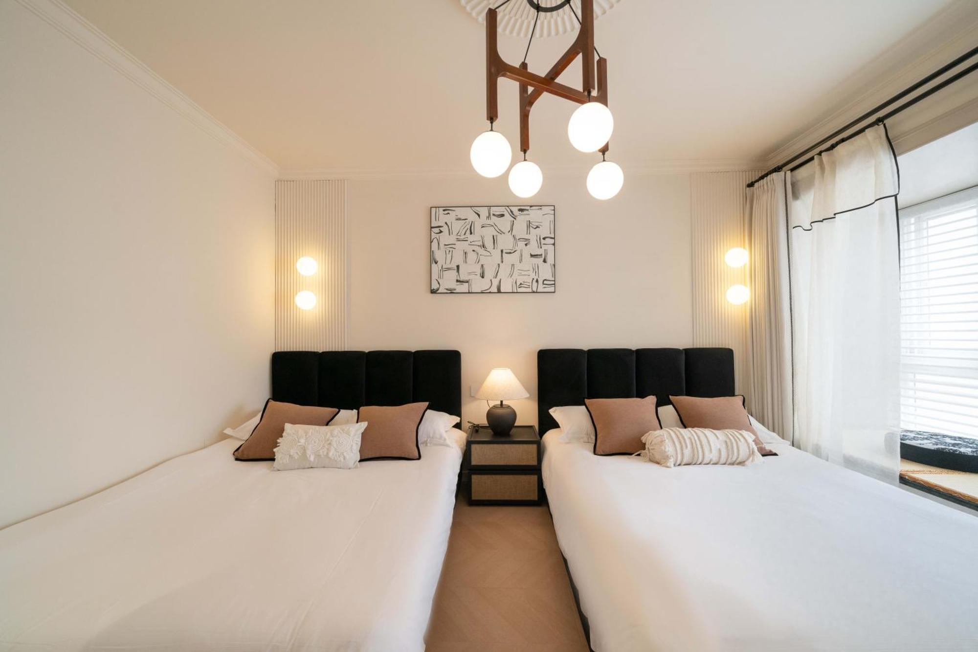 Moli B&b-right On Nanjing East Road The Bund 2-bedrooms With Elevator Ment Near The Subway Apartment *