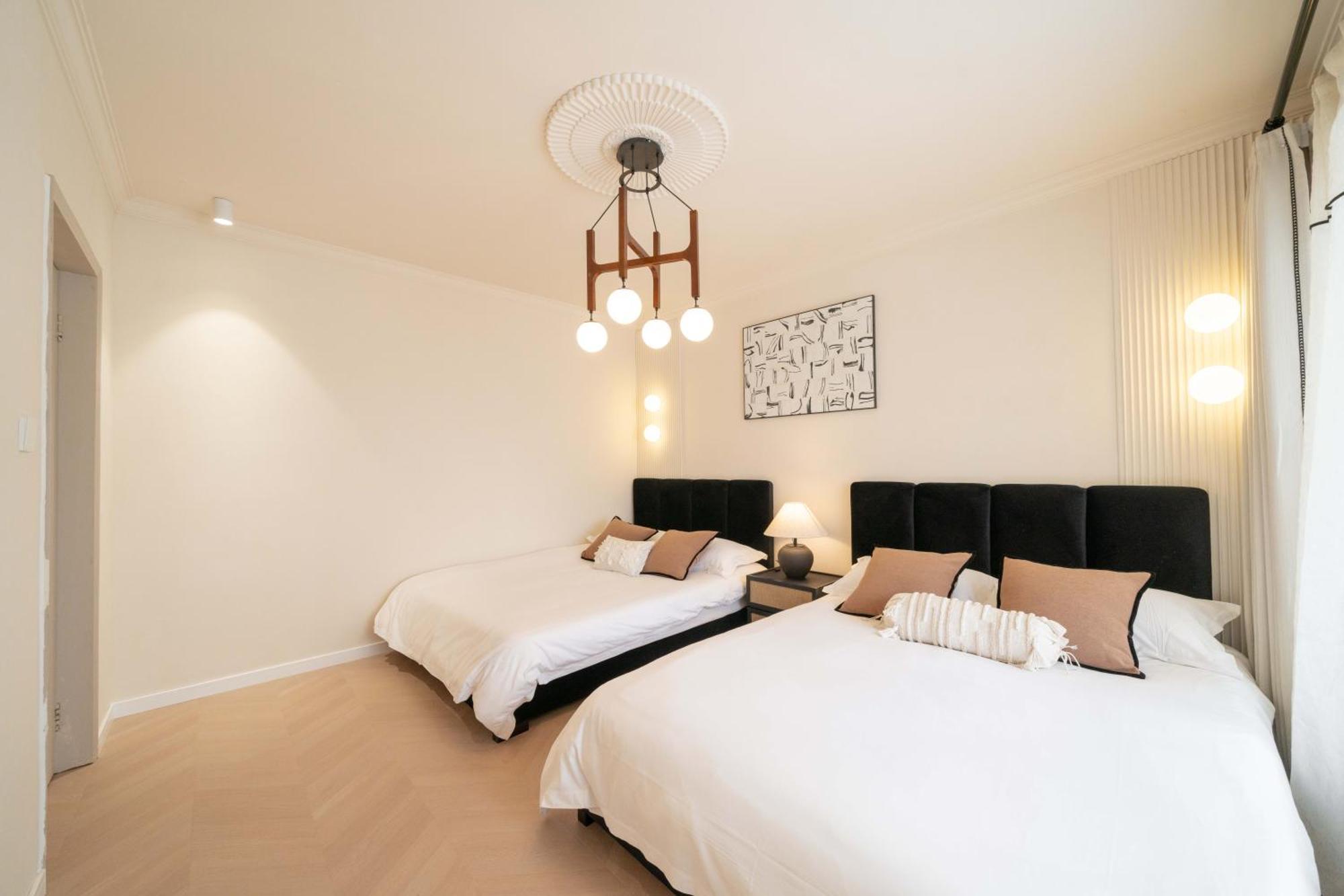 Moli B&b-right On Nanjing East Road The Bund 2-bedrooms With Elevator Ment Near The Subway Apartment *