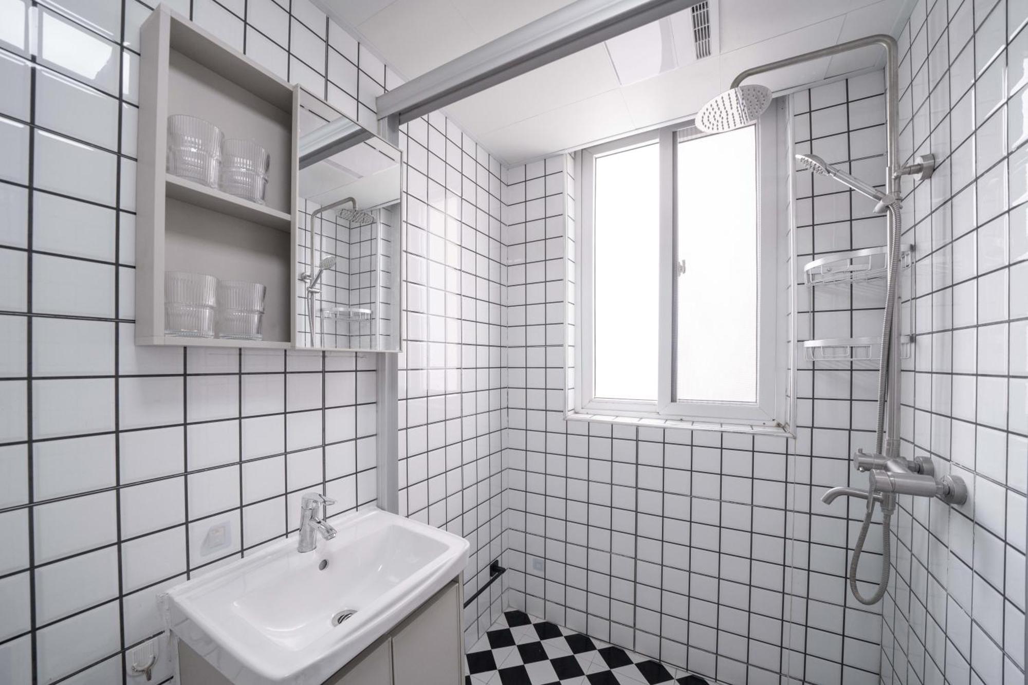 Moli B&b-right On Nanjing East Road The Bund 2-bedrooms With Elevator Ment Near The Subway Apartment *