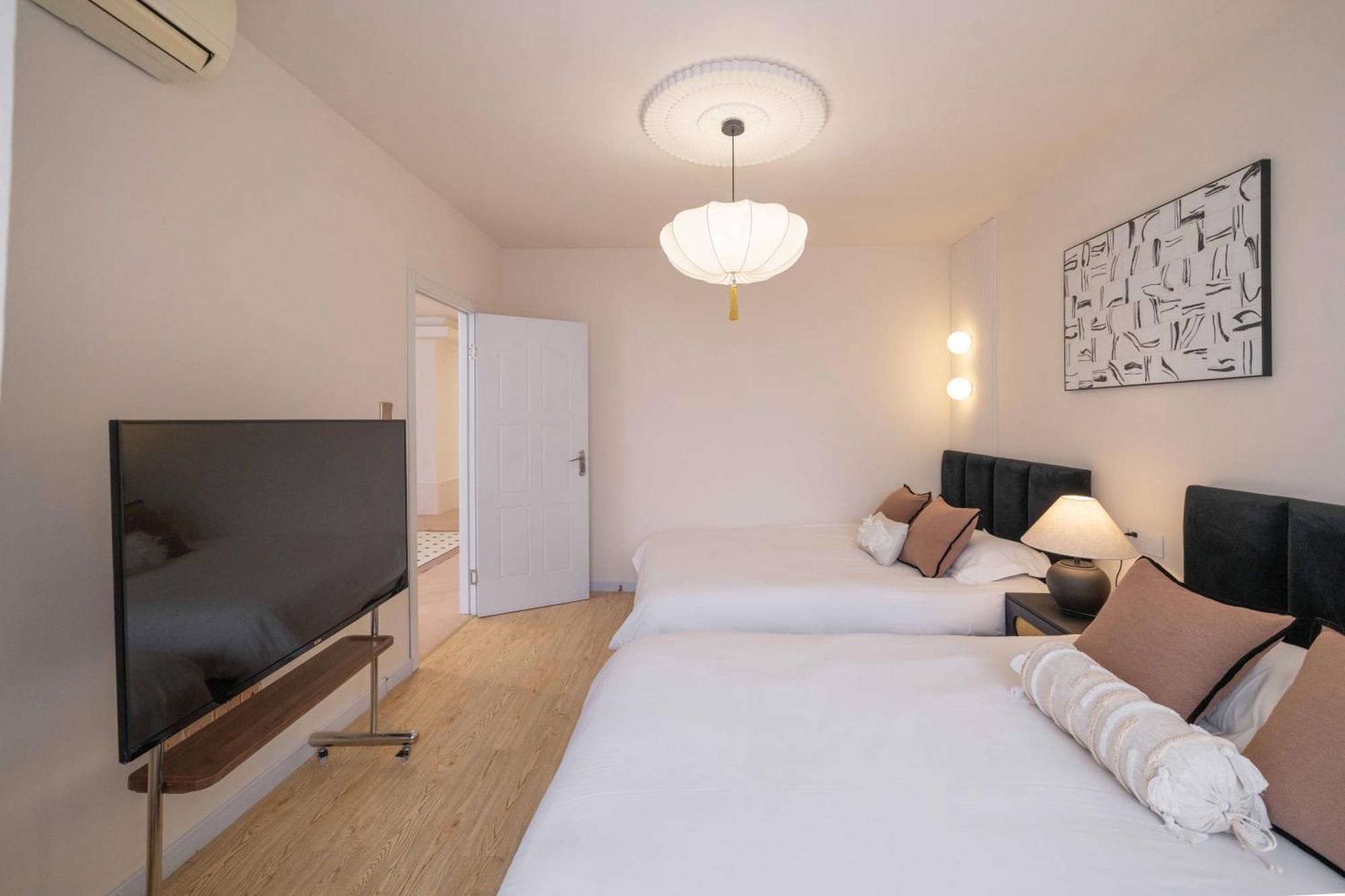 Moli B&b-right On Nanjing East Road The Bund 2-bedrooms With Elevator Ment Near The Subway